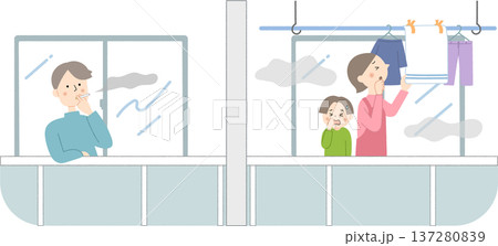 ベランダでタバコを吸う男性と煙に苦しむ隣人 ベランダでタバコを吸う男性と煙に苦しむ隣人 137280839