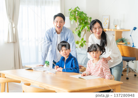 リビングで勉強する子供たち リビングで勉強する子供たち 137280948