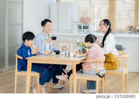 ダイニングで食事する4人家族 137280995