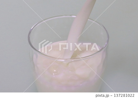 牛乳をグラスに注ぐ 137281022