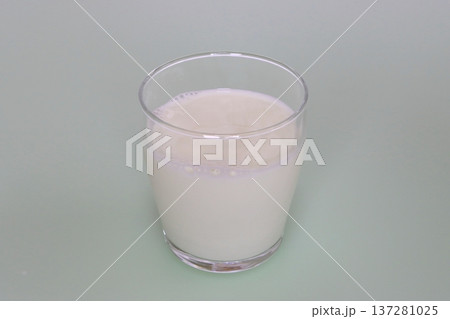 グラスに入った牛乳 137281025