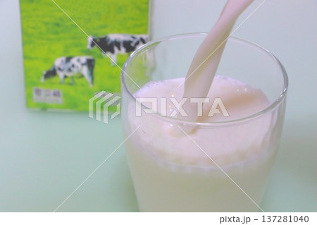 牛乳をグラスに注ぐ 137281040