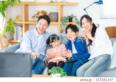 テレビを見る家族 137281147