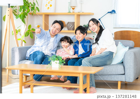 テレビを見る家族 テレビを見る家族 137281148