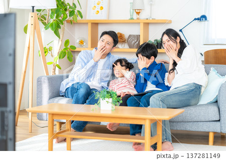 テレビを見る家族 137281149