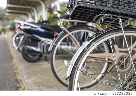 公園の駐輪場に並ぶ色とりどりの自転車 駐輪場 自転車 公園の駐輪場に並ぶ色とりどりの自転車 駐輪場 自転車 137282053
