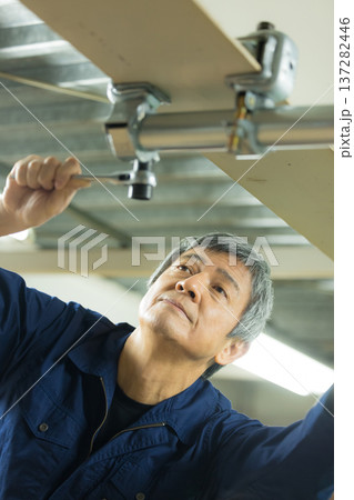 工場で働く男性 137282446