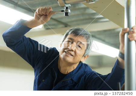 工場で働く男性 137282450