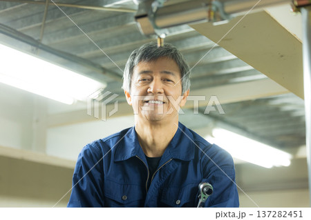 工場で働く男性 工場で働く男性 137282451