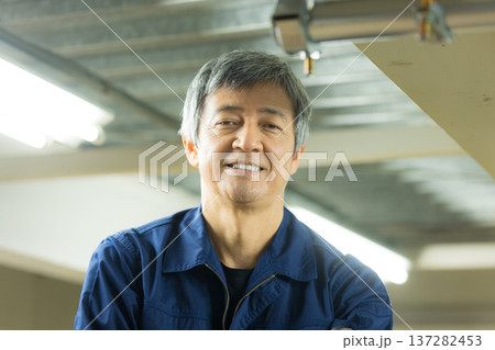 工場で働く男性 137282453