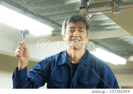 工場で働く男性 137282454