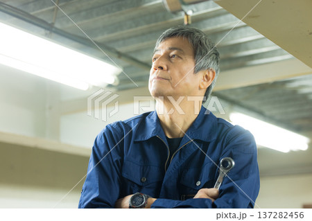 工場で働く男性 137282456