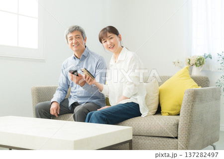 スマホを使うシニア夫婦 137282497