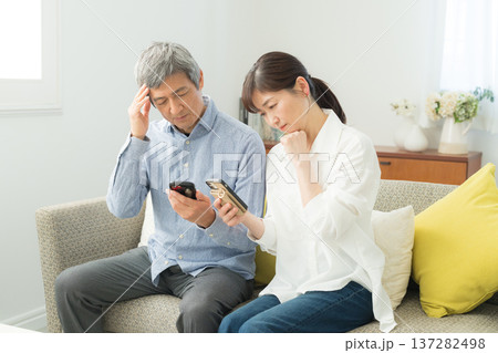 スマホを使うシニア夫婦 137282498