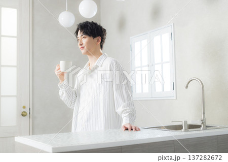 スマホを見る若い男性 137282672