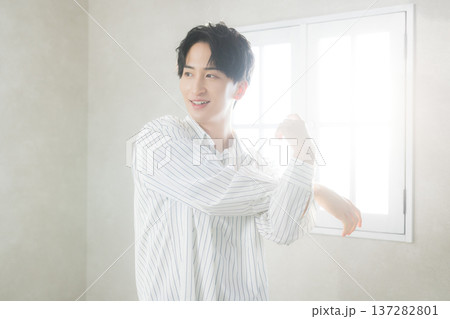 伸びをする若い男性 137282801
