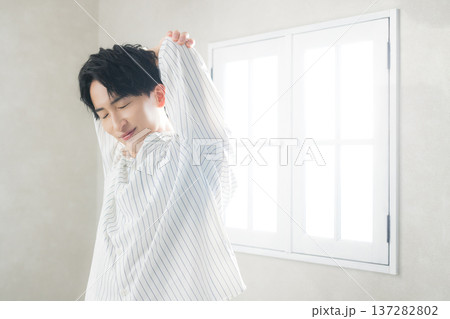 伸びをする若い男性 伸びをする若い男性 137282802