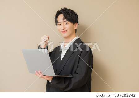 ノートパソコンを持つ男性 137282842