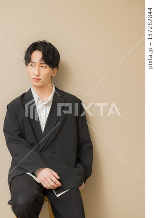 ノートパソコンを持つ男性 137282844