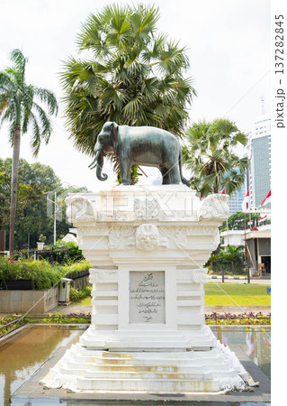 インドネシア国立博物館前の象像モニュメント／タイ国王から寄贈された歴史的記念碑 137282845