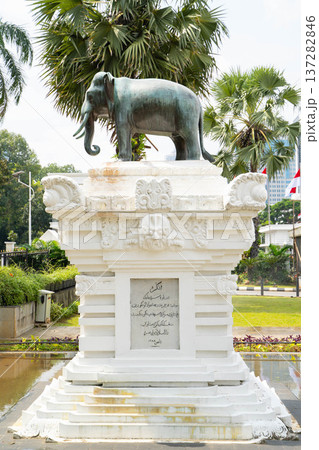 インドネシア国立博物館前の象像モニュメント／タイ国王から寄贈された歴史的記念碑 137282846