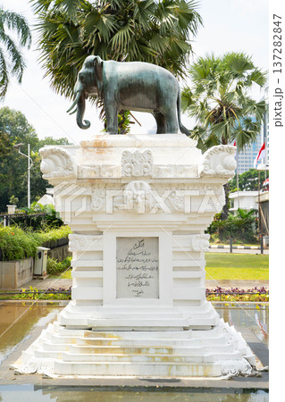 インドネシア国立博物館前の象像モニュメント/タイ国王から寄贈された歴史的記念碑 インドネシア国立博物館前の象像モニュメント/タイ国王から寄贈された歴史的記念碑 137282847