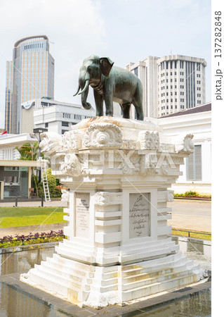インドネシア国立博物館前の象像モニュメント／タイ国王から寄贈された歴史的記念碑 137282848