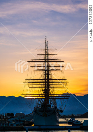 夜明けの海王丸パークから朝焼けの立山連峰を背景に新湊大橋と海王丸 137283093