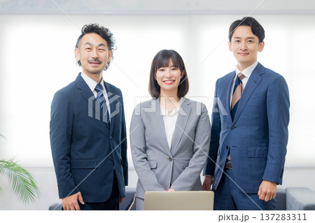 ミーティングするビジネスマン ミーティングするビジネスマン 137283311