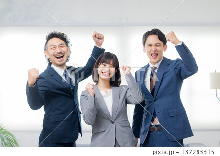 ミーティングするビジネスマン 137283315