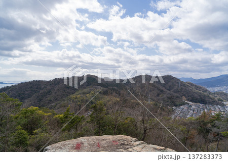鬼ヶ城山の八畳岩から見た鈴ヶ峰の山容（広島アルプス） 137283373