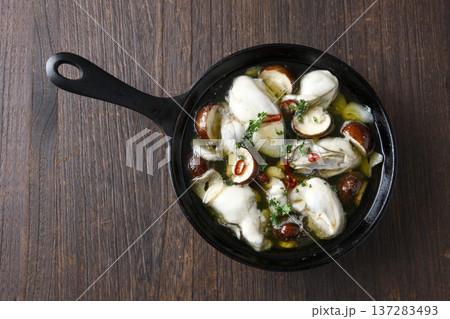 牡蠣のアヒージョ　木目バック 137283493