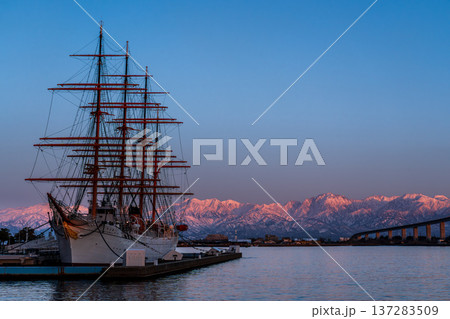 夕方の海王丸パークから新湊大橋と海王丸を前景にピンク色染まる立山連峰アーベンロート 137283509