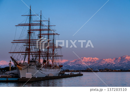 夕方の海王丸パークから新湊大橋と海王丸を前景にピンク色染まる立山連峰アーベンロート 夕方の海王丸パークから新湊大橋と海王丸を前景にピンク色染まる立山連峰アーベンロート 137283510