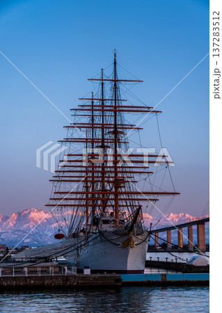 夕方の海王丸パークから新湊大橋と海王丸を前景にピンク色染まる立山連峰アーベンロート 夕方の海王丸パークから新湊大橋と海王丸を前景にピンク色染まる立山連峰アーベンロート 137283512
