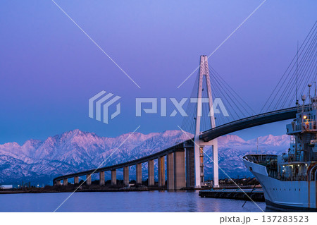 夕方の海王丸パークから新湊大橋と海王丸を前景にピンク色染まる立山連峰アーベンロート 夕方の海王丸パークから新湊大橋と海王丸を前景にピンク色染まる立山連峰アーベンロート 137283523