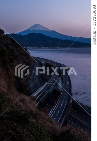東海道五十三次 薩埵峠から朝日に照らされる富士山と東海道 東海道五十三次 薩埵峠から朝日に照らされる富士山と東海道 137283693