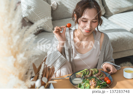 朝食,昼食,ランチにトマトを食べる女性（ベジ朝食,昼食,ランチにトマトを食べる女性（ベジファースト) 137283748