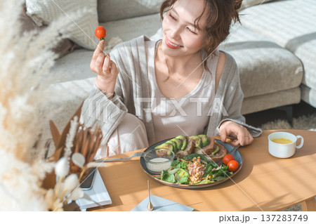 朝食,昼食,ランチにトマトを食べる女性（ベジ朝食,昼食,ランチにトマトを食べる女性（ベジファースト) 137283749