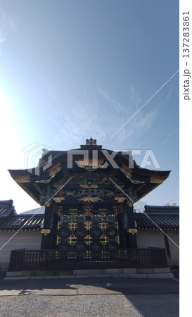 京都二条城唐門と青空 世界遺産の縦構図（Nijo Castle, Kyoto Japan） 137283861