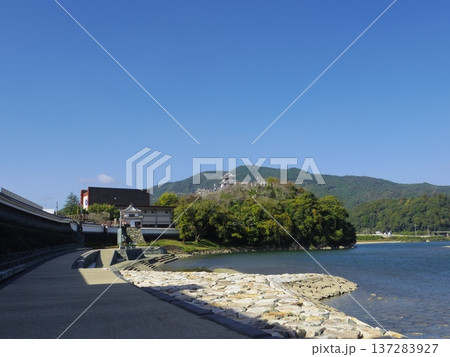 肱川より望む大洲城(愛媛県大洲市) 肱川より望む大洲城(愛媛県大洲市) 137283927