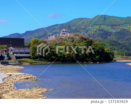 肱川より望む大洲城(愛媛県大洲市) 137283929