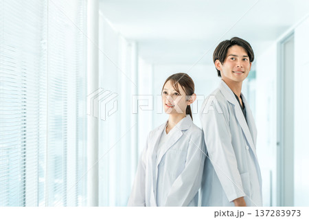 白衣姿の科学者,研究者の男女スタッフ(研究開発,テクノロジー,科学,サイエンス) 白衣姿の科学者,研究者の男女スタッフ(研究開発,テクノロジー,科学,サイエンス) 137283973