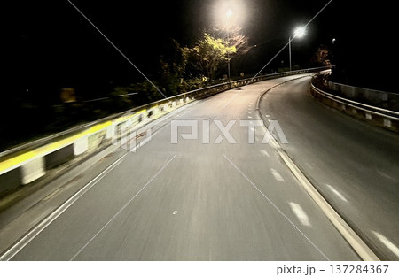 夜の山道カーブを走る道路 街灯に照らされた夜の道路風景 137284367