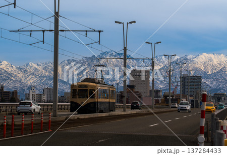 雪の立山連峰を背景に富山市呉羽橋を渡る路面電車 雪の立山連峰を背景に富山市呉羽橋を渡る路面電車 137284433