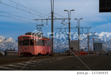 雪の立山連峰を背景に富山市呉羽橋を渡る路面電車 雪の立山連峰を背景に富山市呉羽橋を渡る路面電車 137284435
