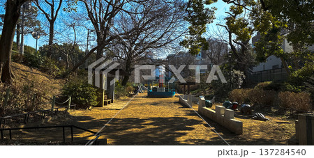 玉川上水緑道の静かな公園風景 137284540