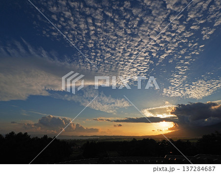 猪苗代湖上空の鱗雲が綺麗な夕暮れ時、オレンジ色の夕日が青空に印象的で綺麗だ。 137284687