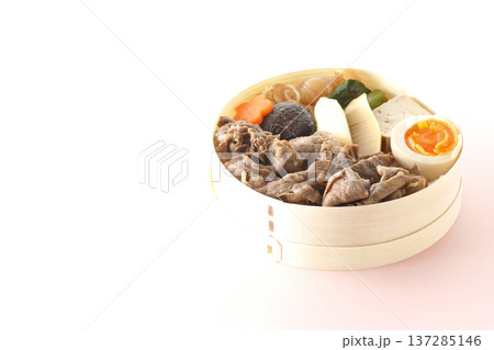 具材たっぷりすき焼き弁当 具材たっぷりすき焼き弁当 137285146