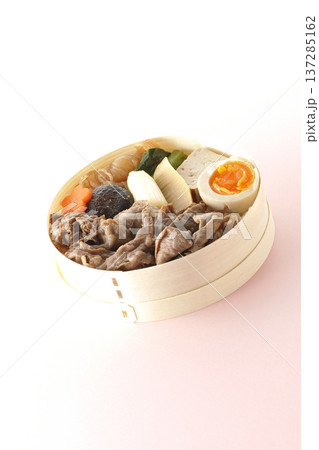 具材たっぷりすき焼き弁当 具材たっぷりすき焼き弁当 137285162